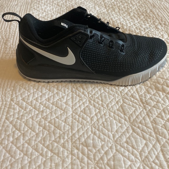 Nike women’s volleyball shoes! - Picture 2 of 4